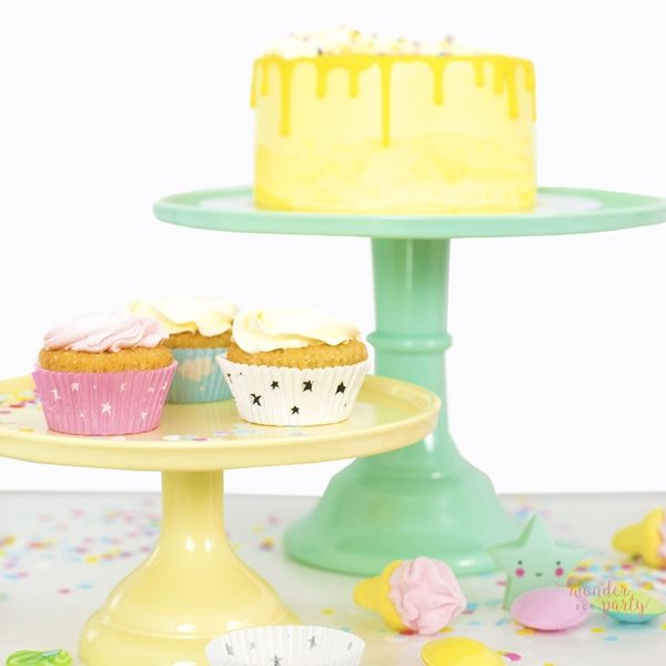 Stand para pastel o cupcakes amarillo. Con esta base, soporte, para pasteles, tartas o cupckes tus decos se verán geniales, y podrás jugar con las alturas de la mesa. Wonder party bcn Pineda de mar
